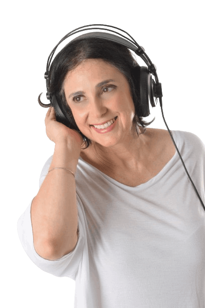 Angela Santangelo fazendo locução natural e conversada com fone de ouvido